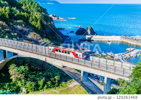 三陸鉄道 太平洋をバックに大沢橋梁を渡る列車 三陸鉄道 太平洋をバックに大沢橋梁を渡る列車 120261469