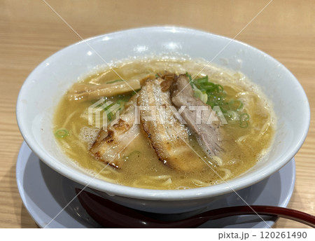 厚切りチャーシューが美味しそうな、醤油ラーメンの写真 厚切りチャーシューが美味しそうな、醤油ラーメンの写真 120261490