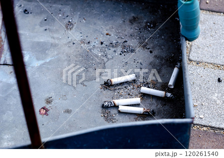 チリ取りを灰皿がわりにタバコを吸った痕跡のある風景 120261540