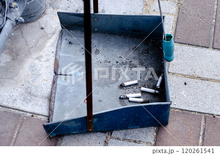 チリ取りを灰皿がわりにタバコを吸った痕跡のある風景 120261541