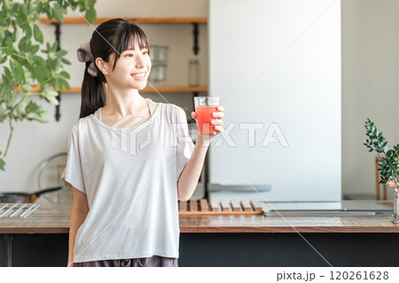 野菜ジュースを飲むスポーツウェア姿の若アジア人女性（便秘改善・むくみ予防・腸内環境） 120261628