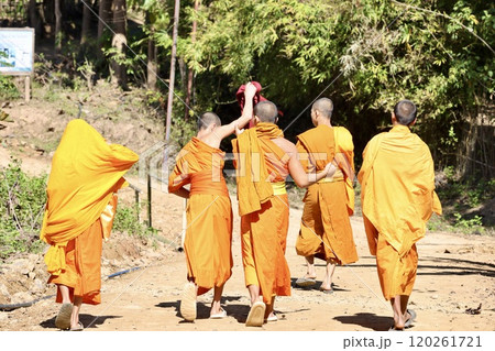 ふざけ合うラオスの少年僧たち(ムアンゴイ) ふざけ合うラオスの少年僧たち(ムアンゴイ) 120261721
