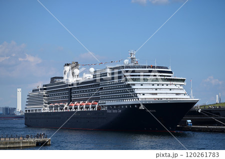 大さん橋に停泊する大型旅客船 大さん橋に停泊する大型旅客船 120261783