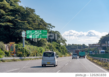 山口県下関市　中国自動車道の壇之浦パーキングエリア付近を走行中の乗用車 120261830