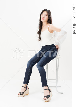 スキニージーンズ・ジーパン・デニムパンツをはいた若い女性 120262030