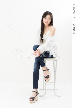 スキニージーンズ・ジーパン・デニムパンツをはいた若い女性 120262034