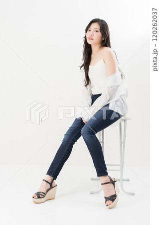 スキニージーンズ・ジーパン・デニムパンツをはいた若い女性 スキニージーンズ・ジーパン・デニムパンツをはいた若い女性 120262037