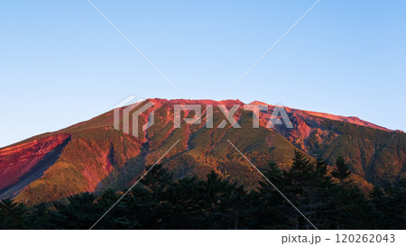 秋の御嶽山登山：田の原から望む夜明けの御嶽山 120262043