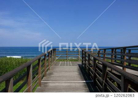 ロマンチック茨城（遠く空の向こうに想いを巡らせて、太平洋の陽ざしを浴びる。）鉾田市、鹿島灘海浜公園 120262063