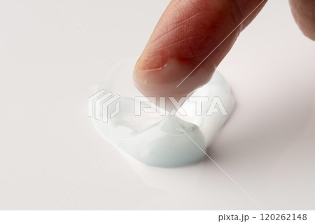 ハンドクリームを塗る指の接写 ハンドクリームを塗る指の接写 120262148