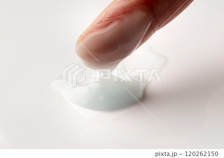 ハンドクリームを塗る指の接写 120262150