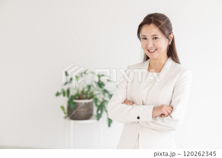 笑顔の女性　ビジネス 120262345