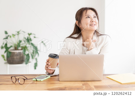 笑顔の女性　ビジネス　パソコン　休憩 120262412