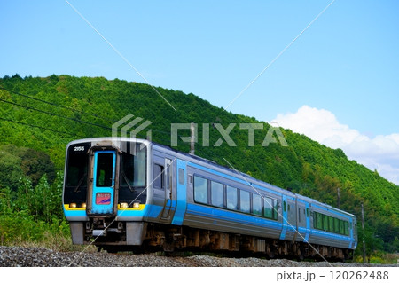 佐川町を走る特急あしずり 120262488