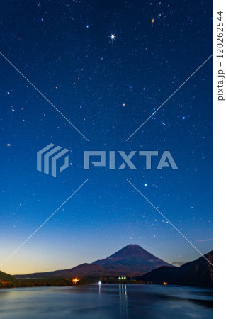 【山梨県】星空の下、本栖湖と富士山（8本光条フィルター使用） 120262544
