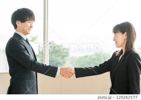 企業のオフィス・会議室で握手をして挨拶・自己紹介・契約を結ぶビジネスマン 企業のオフィス・会議室で握手をして挨拶・自己紹介・契約を結ぶビジネスマン 120262577