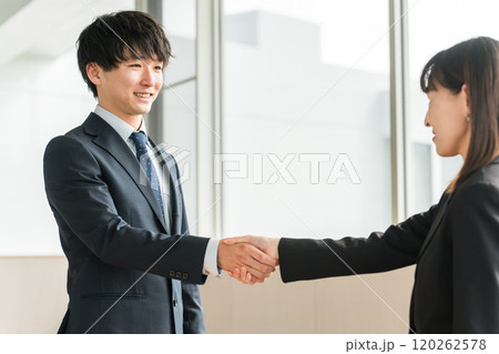 企業のオフィス・会議室で握手をして挨拶・自己紹介・契約を結ぶビジネスマン 企業のオフィス・会議室で握手をして挨拶・自己紹介・契約を結ぶビジネスマン 120262578