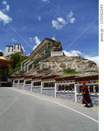 インド北部の小チベットといわれるラダック地方西部にあるティクセゴンパの参道を歩むチベットの僧侶 120262843