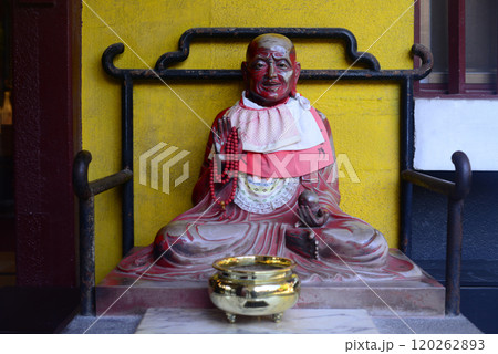 大阪福島了徳院本堂前のおびんずるさん像 120262893