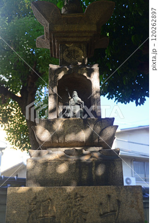 大阪福島了徳院境内の役行者像 120262897