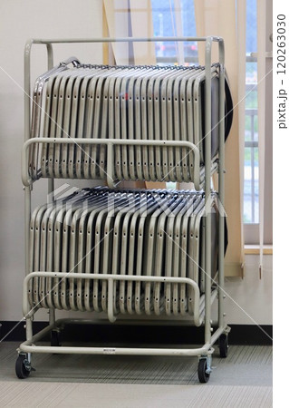 収納台車に片付けられた折りたたみパイプ椅子 120263030