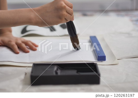 書き初め（大筆を持つ子供の手） 120263197