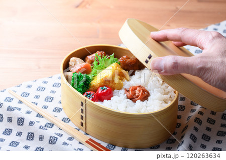 手作りのお弁当 （ 曲げわっぱ ） 120263634