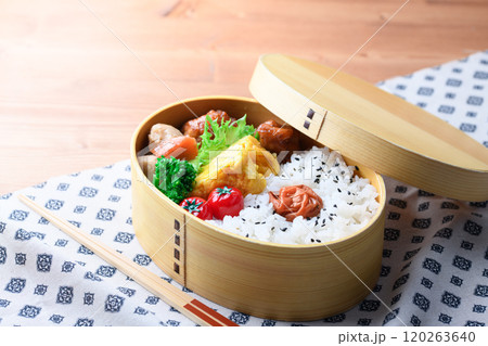 手作りのお弁当 （ 曲げわっぱ ） 120263640