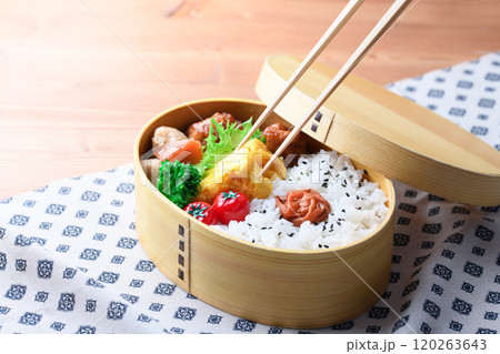 手作りのお弁当 （ 曲げわっぱ ） 120263643