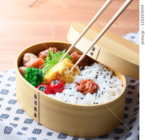 手作りのお弁当 （ 曲げわっぱ ） 120263644