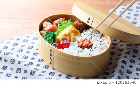 手作りのお弁当 ( 曲げわっぱ ) 手作りのお弁当 ( 曲げわっぱ ) 120263646