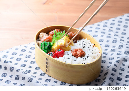 手作りのお弁当 （ 曲げわっぱ ） 120263649
