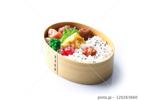 手作りのお弁当 （ 曲げわっぱ ） 白背景 120263660