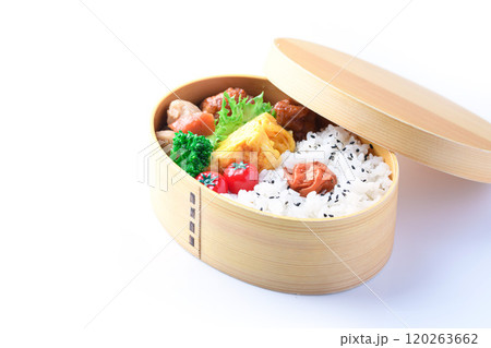 手作りのお弁当 （ 曲げわっぱ ） 白背景 120263662