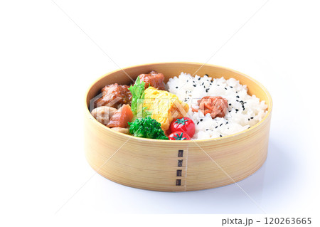 手作りのお弁当 （ 曲げわっぱ ） 白背景 120263665