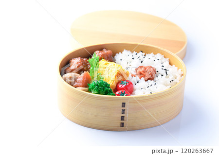 手作りのお弁当 ( 曲げわっぱ ) 白背景 手作りのお弁当 ( 曲げわっぱ ) 白背景 120263667
