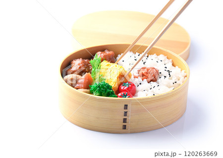 手作りのお弁当 （ 曲げわっぱ ） 白背景 120263669