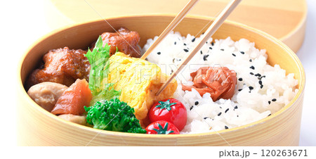 手作りのお弁当 （ 曲げわっぱ ） 白背景 120263671