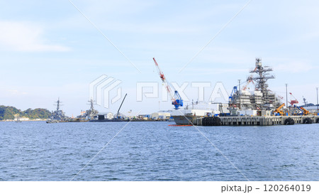 ヴェルニー公園の秋 120264019