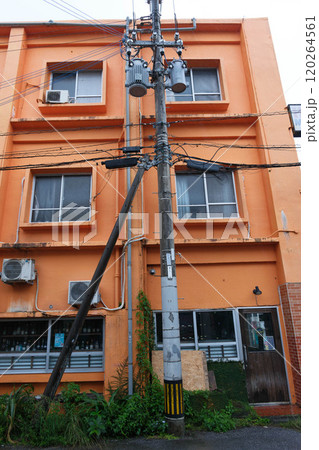 在留米軍の歓楽街として栄えた街、沖縄コザストリートの街並み 120264561