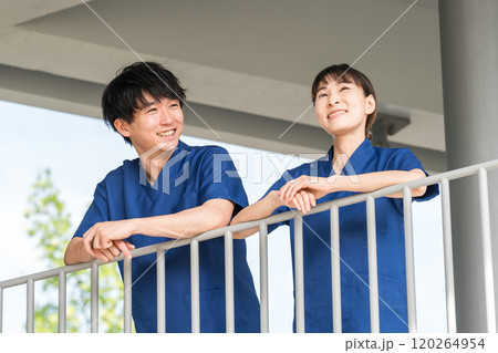 病院・施設にいるスクラブをきた医療従事者の男女スタッフ(看護師・介護士・介護福祉士) 病院・施設にいるスクラブをきた医療従事者の男女スタッフ(看護師・介護士・介護福祉士) 120264954