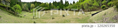 春の丹沢主脈の縦走路 新緑の黍殻山の黍殻避難小屋広場のパノラマ 春の丹沢主脈の縦走路 新緑の黍殻山の黍殻避難小屋広場のパノラマ 120265350