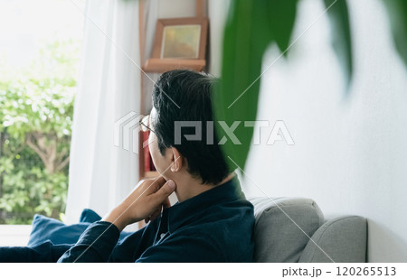 ソファで考えるミドル男性 ソファで考えるミドル男性 120265513