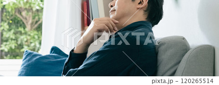 ソファで考えるミドル男性 120265514