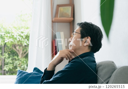 ソファで考えるミドル男性 ソファで考えるミドル男性 120265515