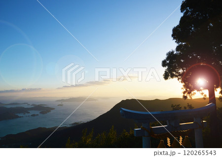倉岳神社と夕日 熊本県天草市倉岳町棚底 倉岳神社と夕日 熊本県天草市倉岳町棚底 120265543