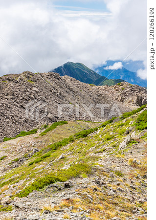 赤石岳の山頂から見る兎岳　南アルプス　赤石岳登山 120266199