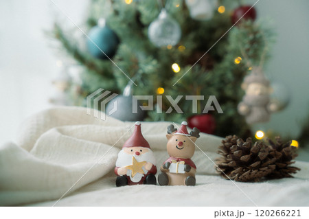 サンタクロースとトナカイの置物とクリスマスツリー 120266221
