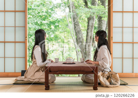 旅館・温泉旅館に女子旅に来た若いアジア人女性(旅行・トラベル・和室・縁側) 旅館・温泉旅館に女子旅に来た若いアジア人女性(旅行・トラベル・和室・縁側) 120266226