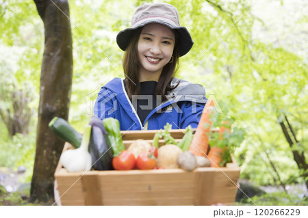 野菜を見せる女性 野菜を見せる女性 120266229